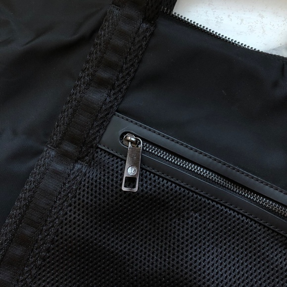 SALE: Lululemon Athletica Everywhere Tote Black - Picture 4 of 6